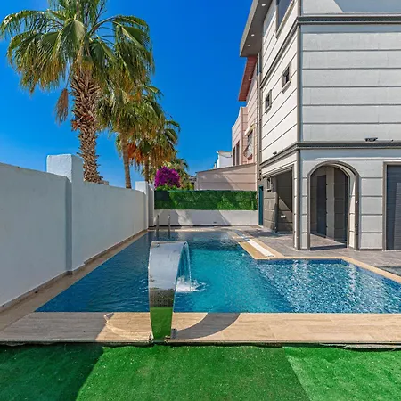 Near By The Land Of Legends , Private Pool With Jakuzzi Moon