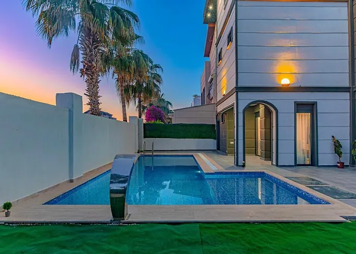 Villa Near By The Land Of Legends , Private Pool With Jakuzzi Moon