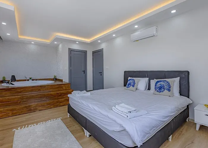 Near By The Land Of Legends , Private Pool With Jakuzzi Moon *