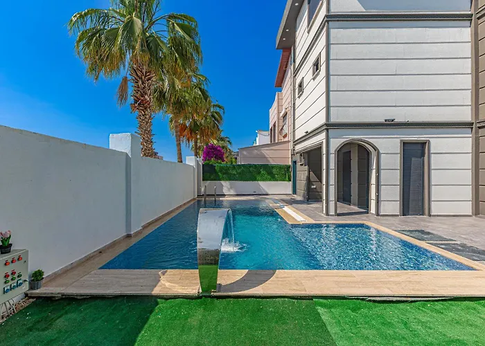 Near By The Land Of Legends , Private Pool With Jakuzzi Moon